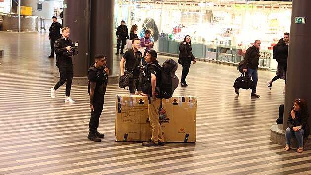 Pražská policie evakuovala budovu hlavního nádraží. Øeší nález podezøelého zavazadla ve spodní hale. Vlaková spojení omezená nejsou. (29. dubna 2024)