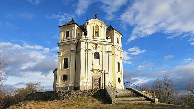 Maková hora a poutní kostel svatého Jana Køtitele a Panny Marie Karmelské