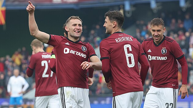 Sparanští fotbalisté se radují z gólu Jana Kuchty (vlevo).