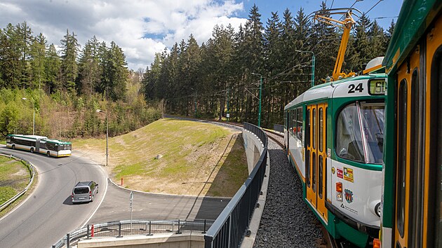 Na tra mezi Libercem a Jabloncem nad Nisou se témìø po tøech letech a nìkolika odkladech vrátily tramvaje.