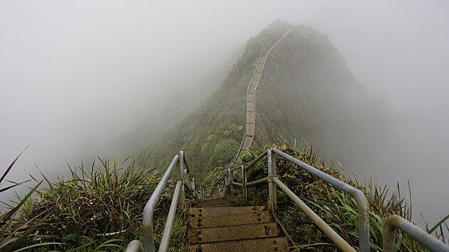 Ocelová schodišová konstrukce zajišuje pìší pøístup k bunkru CCL na vrcholu hory Koolau na ostrovì Oahu na Havaji. (16. února 2023)
