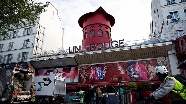 V Paøíži se zøítily lopatky ikonického mlýnu z kabaretu Moulin Rouge. (25. dubna 2024)