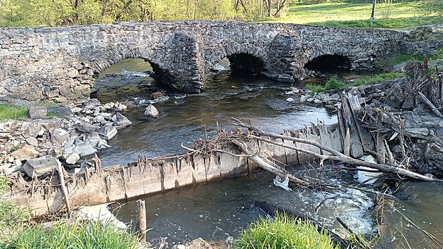 Jez byl pùvodnì vysoký témìø dva metry. Po prosincovém tání ho ale vzala voda, od té doby funkci neplní. Kameny z nìj uvolnìné ohrožují historický most U Lutriána.