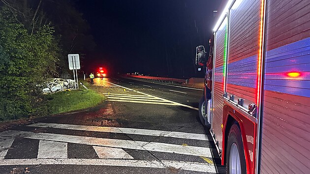 Noèní nehoda v pražské Strakonické ulici. Po uhašení požáru našli hasièi uvnitø vraku mrtvého èlovìka.