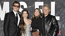 Jon Bon Jovi s manželkou Dorotheou, synem Jakem a jeho snoubenkou Millie Bobby...