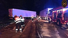 Noèní nehoda tøí kamionù zastavila provoz na hlavním tahu na Slovensko u...