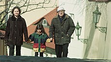 Režisér Karel Kachyòa spoleènì s jeho manželkou Janou Mihulovou a jejich dcerou...