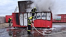 V Dražkovicích vzplál ve sbìrném dvoøe kontejner s elektroodpadem. (26. dubna...