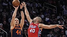 Bojan Bogdanoviè (44) z New York Knicks støílí na koš Philadelphia 76ers pøes...