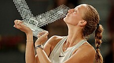 Petra Kvitová v roce 2018 s trofejí pro vítìzku turnaje v Madridu