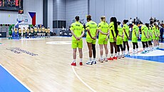 Basketbalistky ZVVZ USK Praha (vpravo) a Žabin Brno pøi èeské hymnì