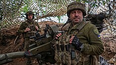 Ukrajinští dìlostøelci s houfnicí L119 na frontì v Donìcké oblasti (21. dubna...