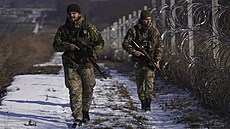 Ukrajinští pohranièníci hlídkují na hranicích s Moldavskem. (30. ledna 2024)