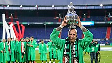 Arne Slot s trofejí pro vítìze Nizozemského poháru.