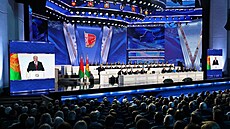 Bìloruský prezident Alexandr Lukašenko mluví pøed Všebìloruským lidovým...