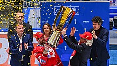 Prezident hokejového Tøince Ján Moder zvedá nad hlavu trofej pro mistra...