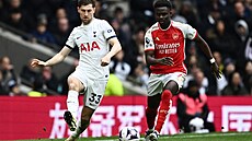 Køídelník Bukayo Saka z Arsenalu (vpravo) a Ben Davies z Tottenhamu