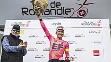 Ekvádorský cyklista Richard Carapaz slaví na pódiu vítìzství ve 4. etapì Kolem...