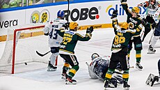 Vsetínští hokejisté se radují z gólu v barážovém utkání proti Kladnu.