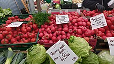 Ukázka cen rajèat a raného zelí na tržnici v polském Zabe³kówì (26. dubna 2024)