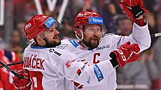 Libor Hudáèek a Petr Vrána se radují ze tøetího gólu Tøince v šestém finále...