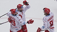 Hokejisté Tøince se radují z gólu v šestém finále proti Pardubicím.