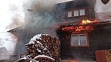 Požár døevìné chalupy na kraji Vsetína (21. dubna 2024)