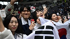 Fanoušci z Koreji na stadionu Tottenhamu pøi derby s Arsenalem.