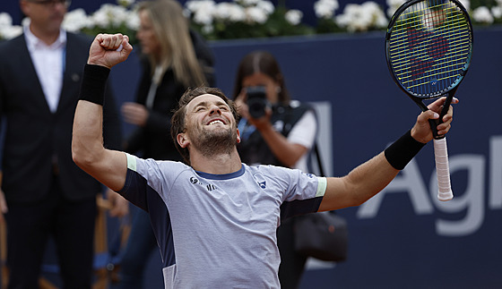 Norský tenista Casper Ruud se raduje z triumfu na turnaji v Barcelonì.