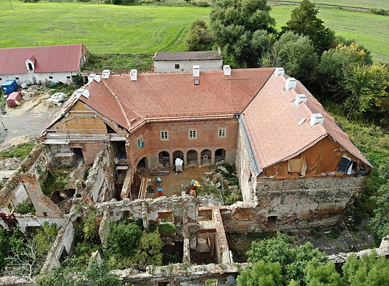 Polovina zámku v Pìtipsech je opravená. Druhá pùlka  zùstane nadále uzavøená....
