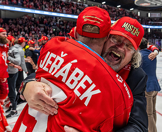 Prezident hokejového Tøince Ján Moder se po dalším získaném titulu objímá se...