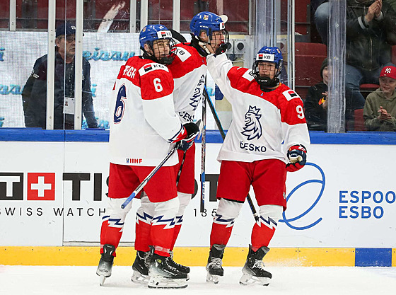 Èeští hokejisté do 18 let se radují z gólu na mistrovství svìta.