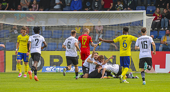 Karvinští fotbalisté se radují z gólu Martina Regáliho v utkání proti Zlínu.