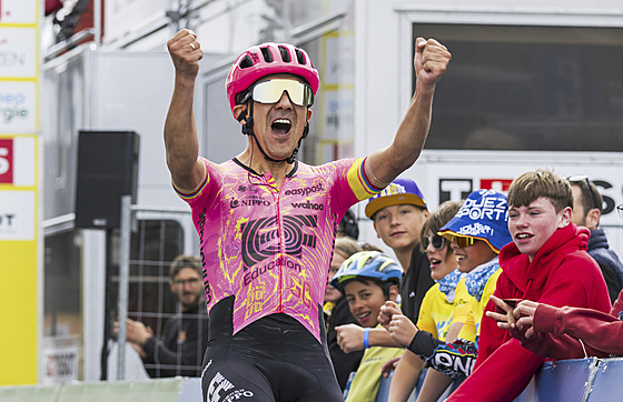 Ekvádorský cyklista Richard Carapaz vítìzí ve 4. etapì Kolem Romandie.