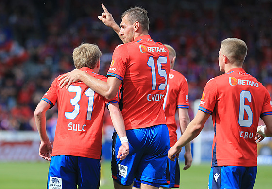 Fotbalisté Plznì se radují z gólu, který vstøelil Tomáš Chorý.