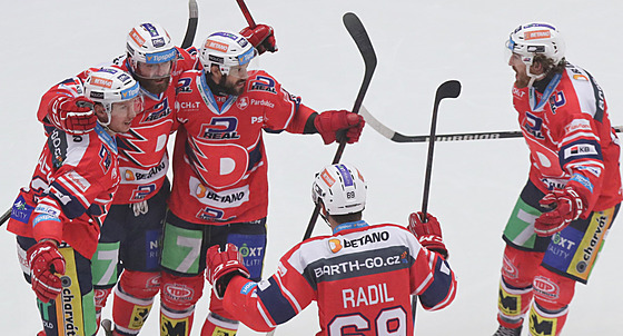 Pardubiètí hokejisté se radují z gólu Martina Kauta.