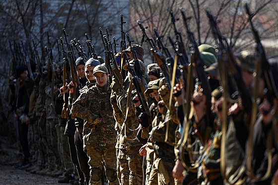Potenciální zájemci o vstup do 3. samostatné útoèné brigády ukrajinských...