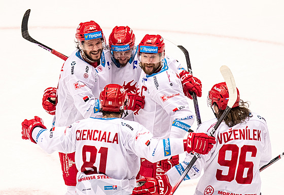 Hokejisté Tøince se radují z gólu proti Pardubicím.