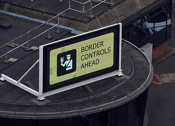 Cedule vyzývající k hranièní kontrole v Doveru. (25. ledna 2022)