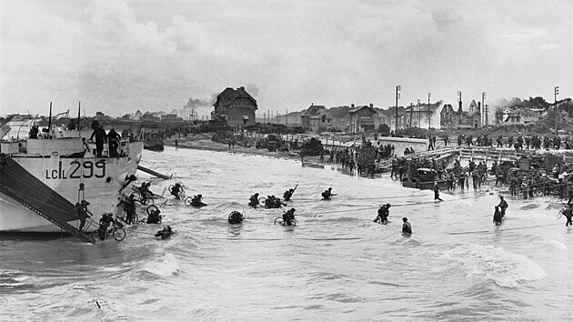 Kanadští vojáci na pláži Juno u vesnice Bernières-sur-Mer (6. èervna 1944)