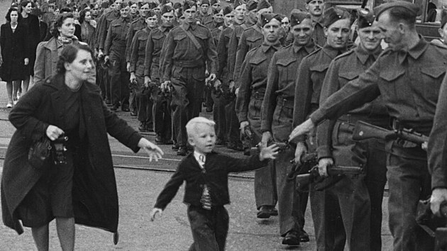 Poèkej na mì, tati! Kanadský voják Jack Bernard se louèí se svým synem. (1. øíjna 1940)