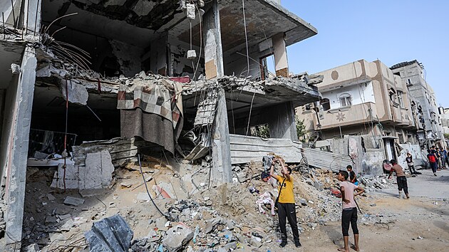 Pohled na zkázu po izraelských útocích na budovu patøící rodinì Khatibových v Rafáhu v Gaze. Útok znièil budovu rodiny a poškodil okolní domy. (29. dubna 2024)
