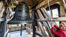 V opravené zvonici Kolowratského zámku v Rychnovì nad Knìžnou je ètvrtý...