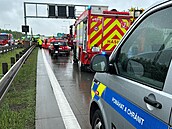 Pražští policisté spolu s hasièi a záchranáøi zasahují u havárie nákladního...