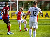 Kromìøížský kapitán Tomáš Matoušek  (zády) dostal v zápase se Spartou B...