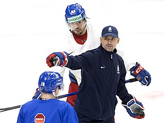 Asistent Tomáš Plekanec dává pokyny na tréninku hokejové reprezentace.