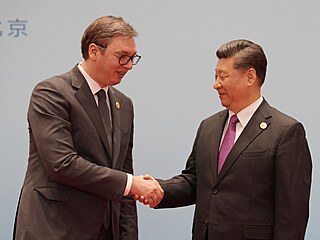 Spojenci. Srbský prezident Aleksandar Vuèiè (vlevo) se zdraví se svým...