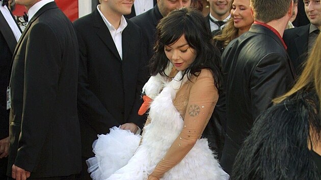 Vejce nechala Björk za sebou na èerveném koberci. Pøítomní z toho mìli údajnì náramnou legraci.