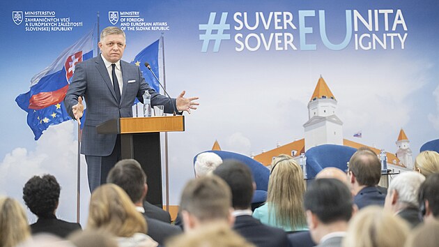 Slovenský premiér Robert Fico pøi mezinárodní konferenci k výroèí dvaceti let od vstupu Slovenska do EU. (2. kvìtna 2024)