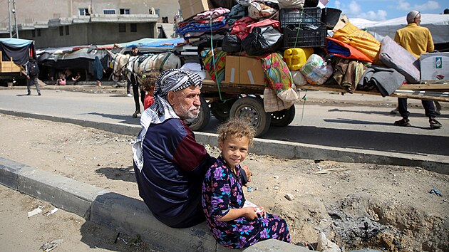 Palestinci èekají na evakuaci poté, co izraelské síly zahájily pozemní a leteckou operaci ve východní èásti Rafáhu na jihu pásma Gazy. (7. kvìtna 2024)